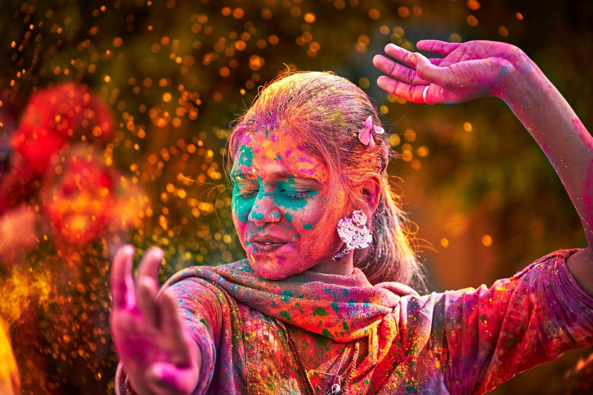 imagen destacada de Explorando la Magia del Holi Colors en la India: Un Festival de Colores y Alegría